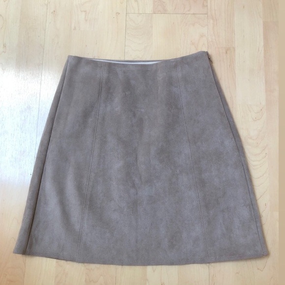 Aritzia Babaton Suede Taupe Grey Skirt Sz 2 - Picture 1 of 3